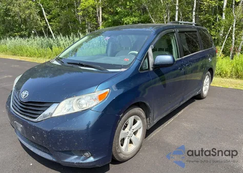 2012 Toyota Sienna Le z USA, uszkodzony, nr VIN 5TDKK3DC7CS273530
